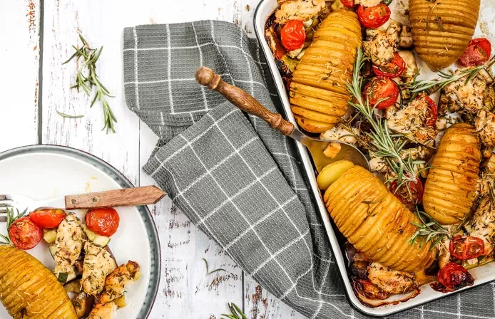 Kip caprese hasselback aardappels en geglaceerde worteltjes