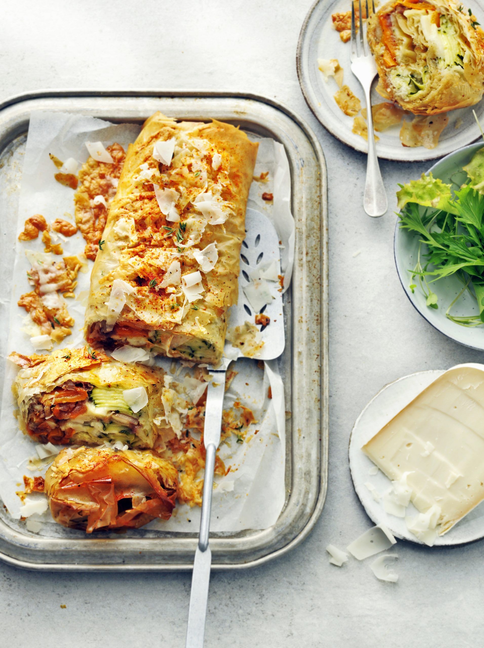 Geitenkaasstrudel met flinterdunne courgette en sjalotchutney