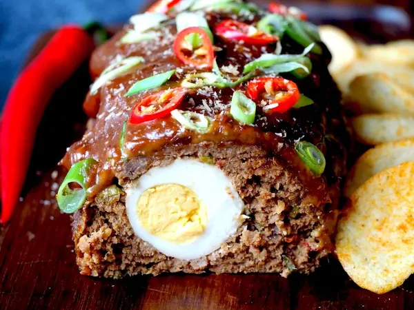 Indonesisch gehaktbrood met pindasaus