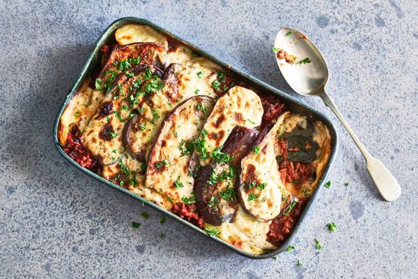 Moussaka met tzatziki en griekse salade