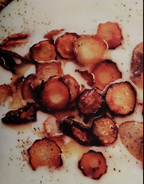 Romige aardpeer soep met gebakken pastinaak en paddestoelen