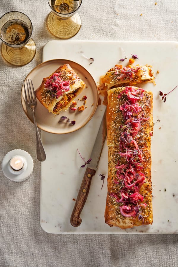 Hartige winterstrudel met rode uiencompote
