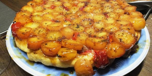 Een verrassende tarte tatin van aardappeltjes en geroosterde tomaatjes